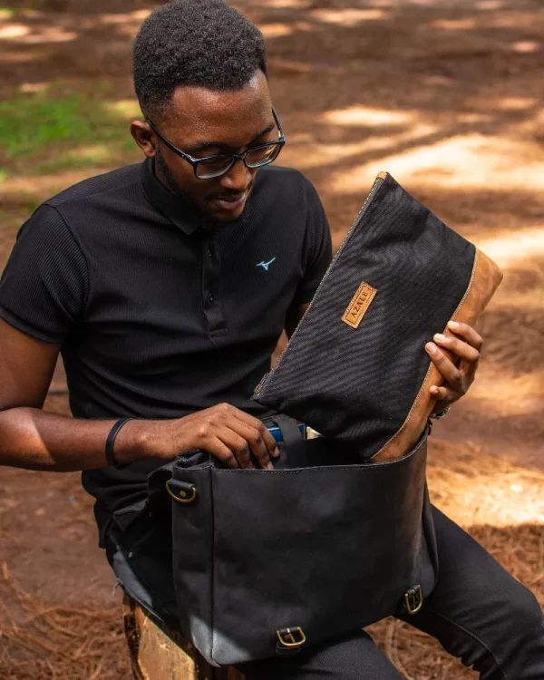 Person holding Azale laptop sleeve bag