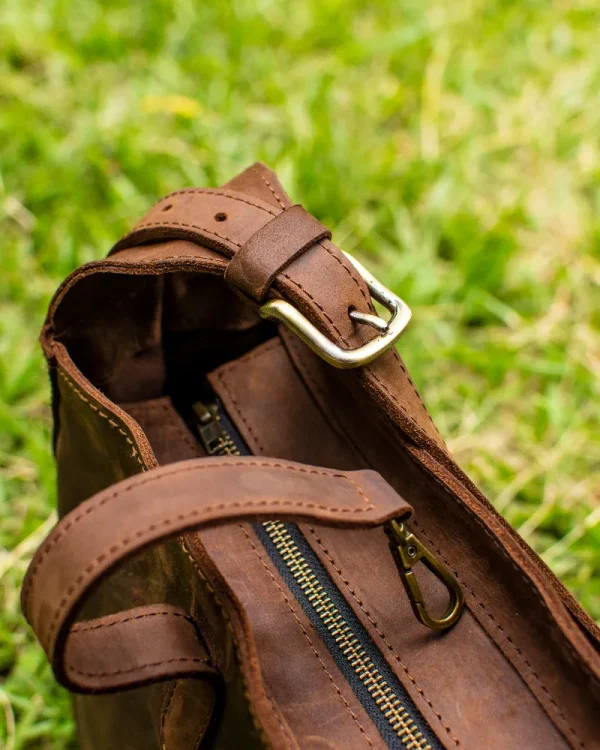 Hobo Leather Handbag strap latch zoomed