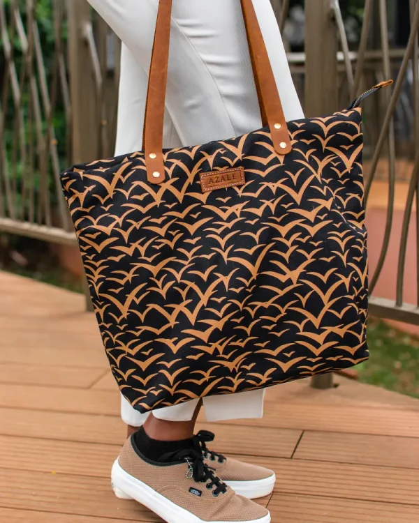 Lela tote hanging